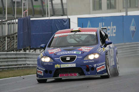 Nicki Thiim vinker glad til fotografen efter at have sat pole position på Zandvoord.